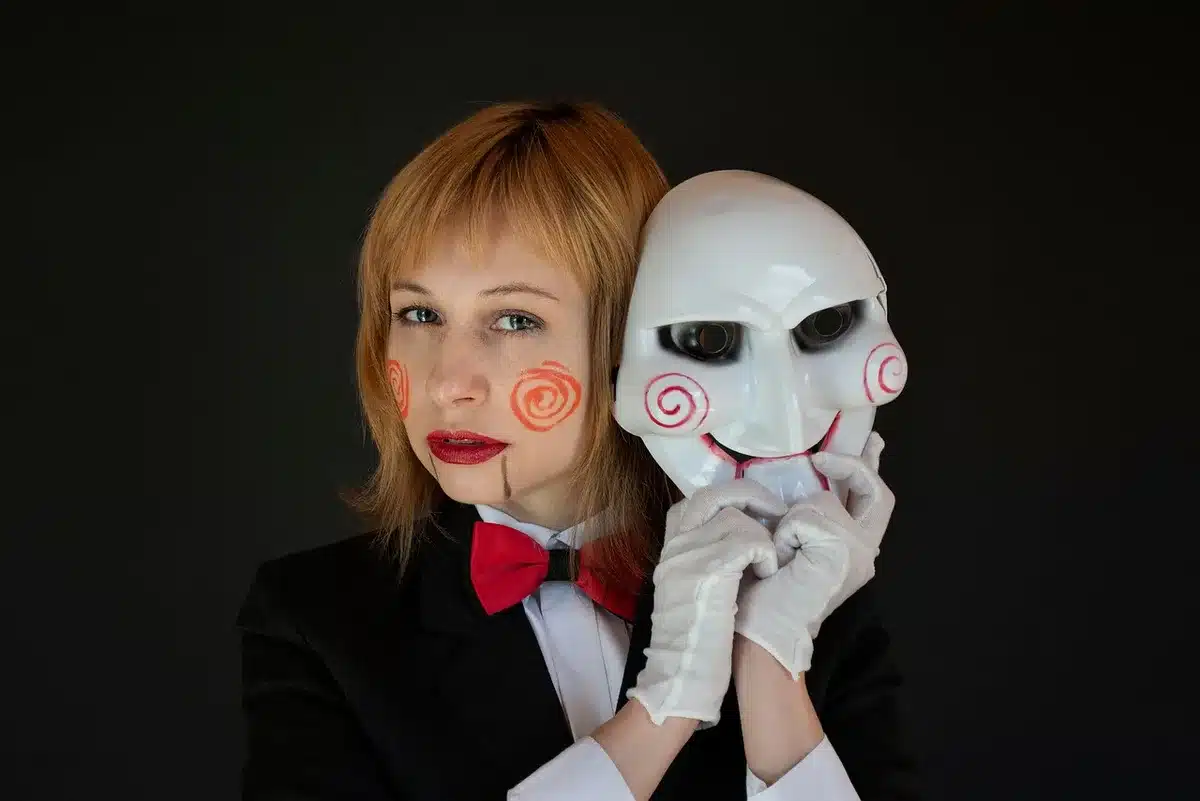 Maschera inquietante e stilizzata su sfondo scuro con atmosfera horror