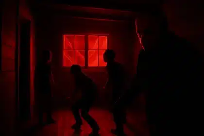 Camp Miasma recensione: lo slasher con Gillian Anderson che trasforma adolescenza e sesso in morte