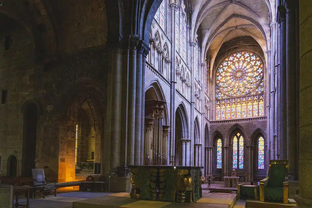 Interno di una chiesa con mani raccolte e fiori su una panca