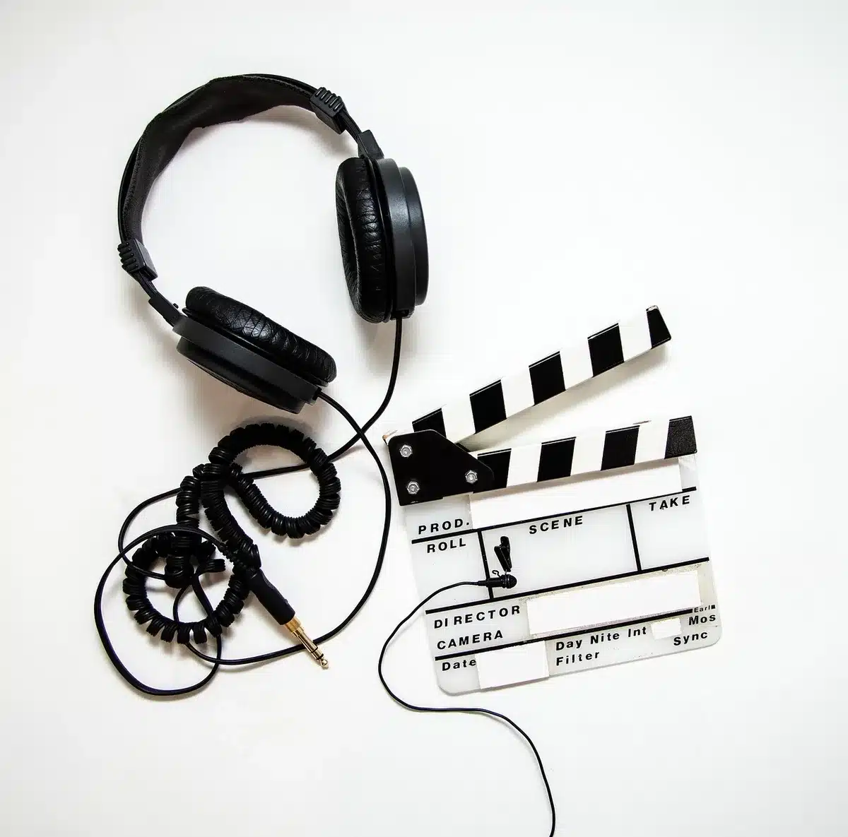 Claquette e scaffali con custodie di film in un archivio