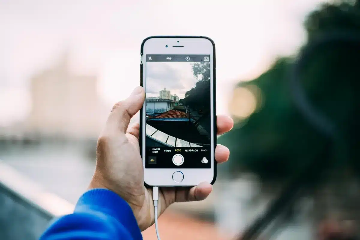 Profilo di uno smartphone anonimo che mostra spessore e resistenza
