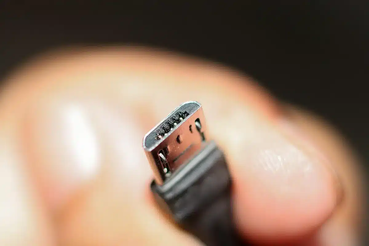 Telefono in carica con icona batteria e cavo di ricarica