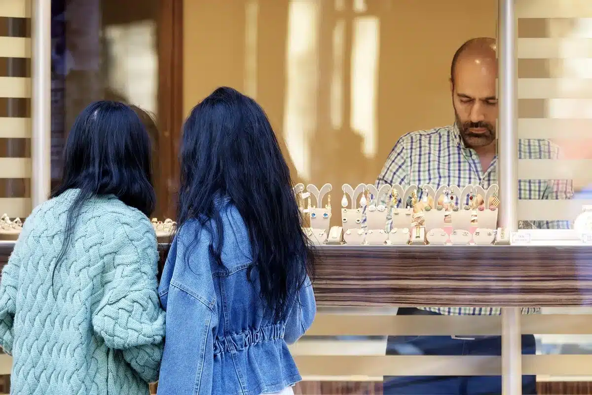 Clienti che entrano in un negozio locale dopo aver trovato l'attività online