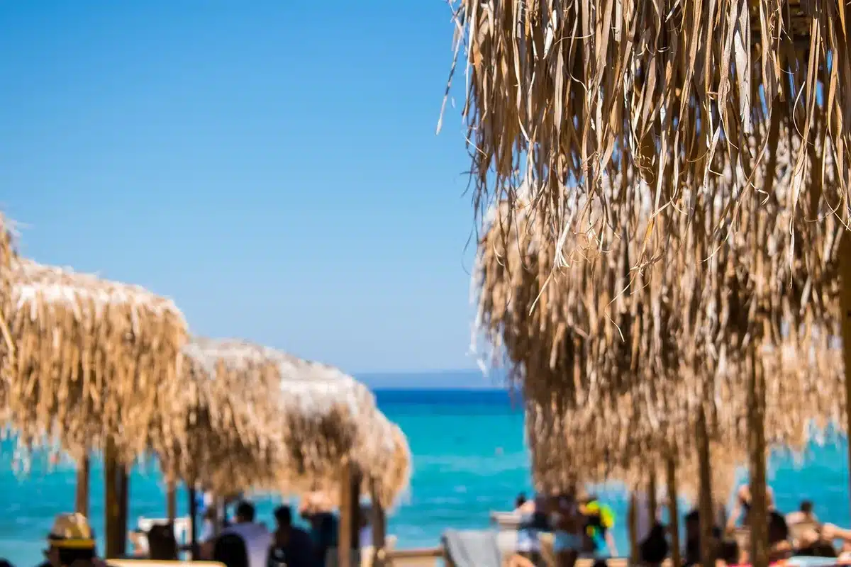 Ombrelloni e sedie in spiaggia con grafiche pubblicitarie discrete
