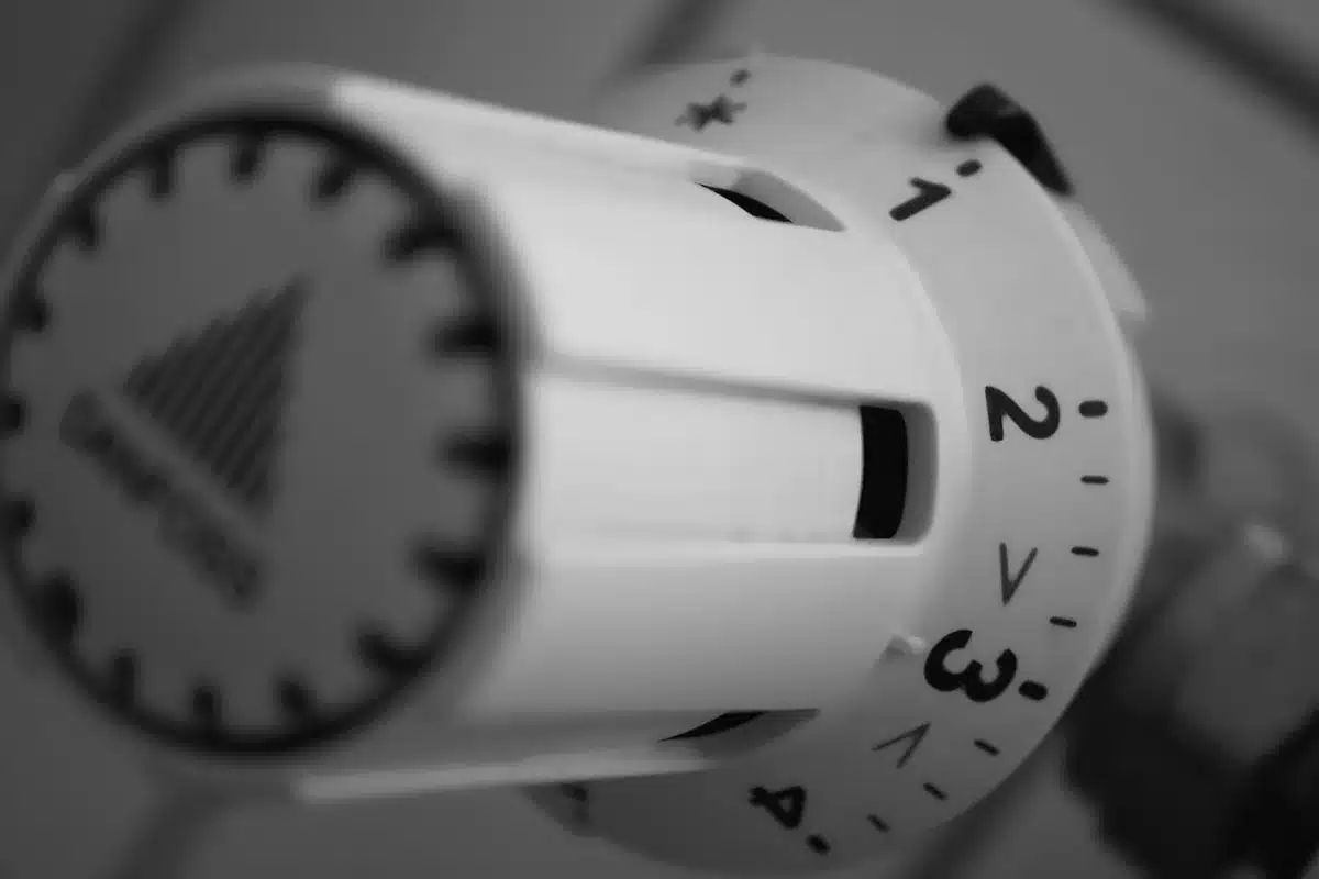Schermo di controllo temperatura e modalità climatizzazione con ghiera di regolazione