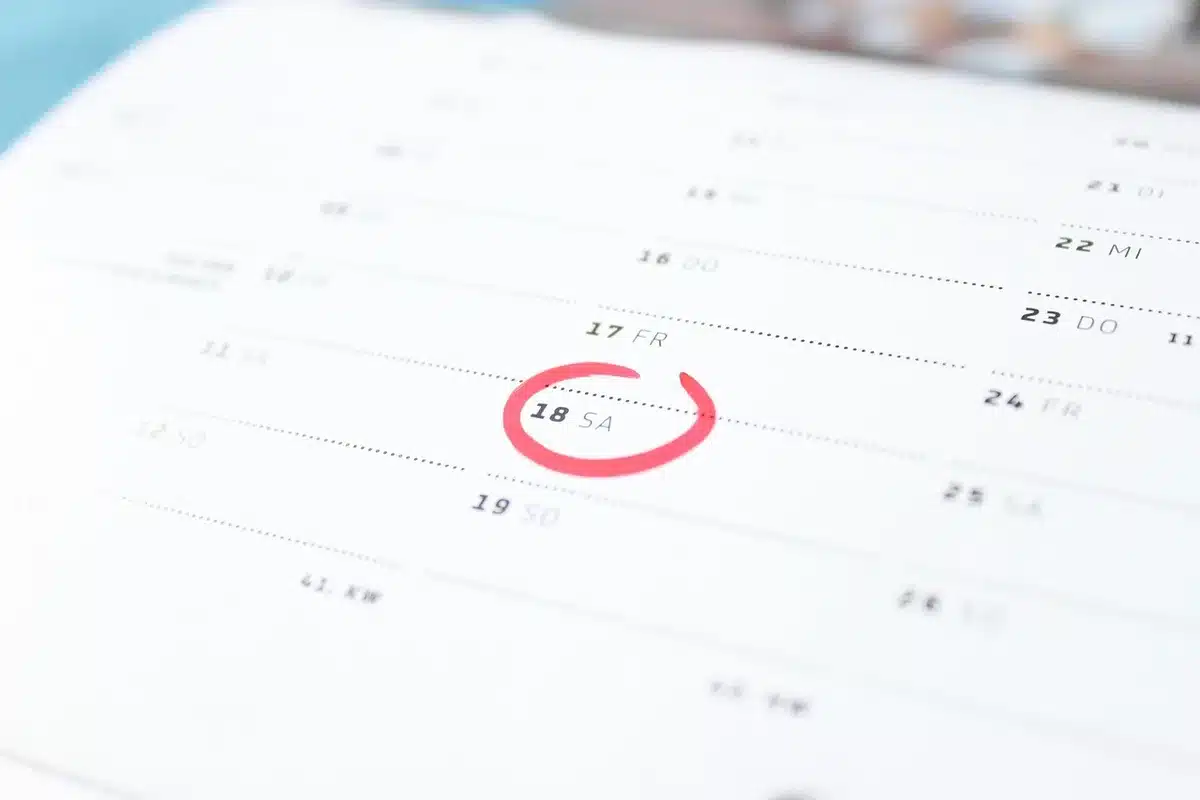 Calendario con scadenze e una scrivania di studio di gioco
