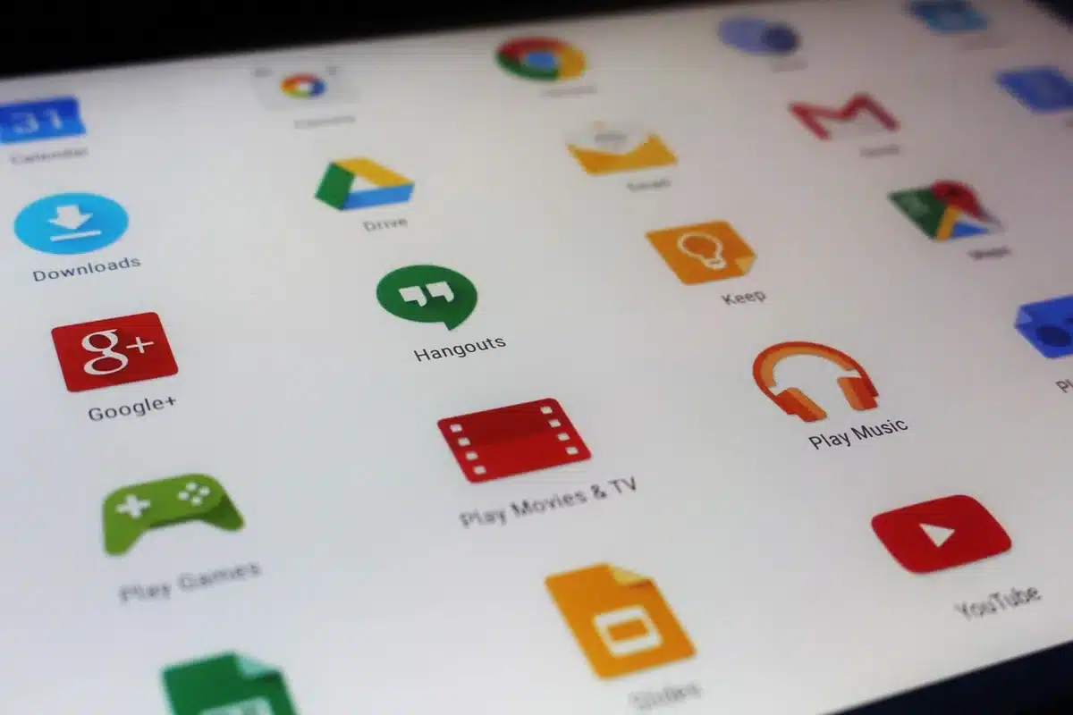 Schermo interno da 10,2 pollici aperto con interfaccia multimediale