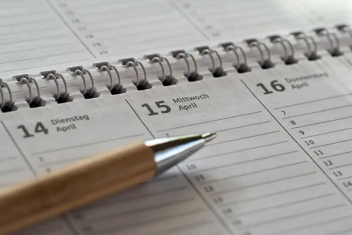 Bacheca con calendario e note su roadmap di sviluppo di un gioco