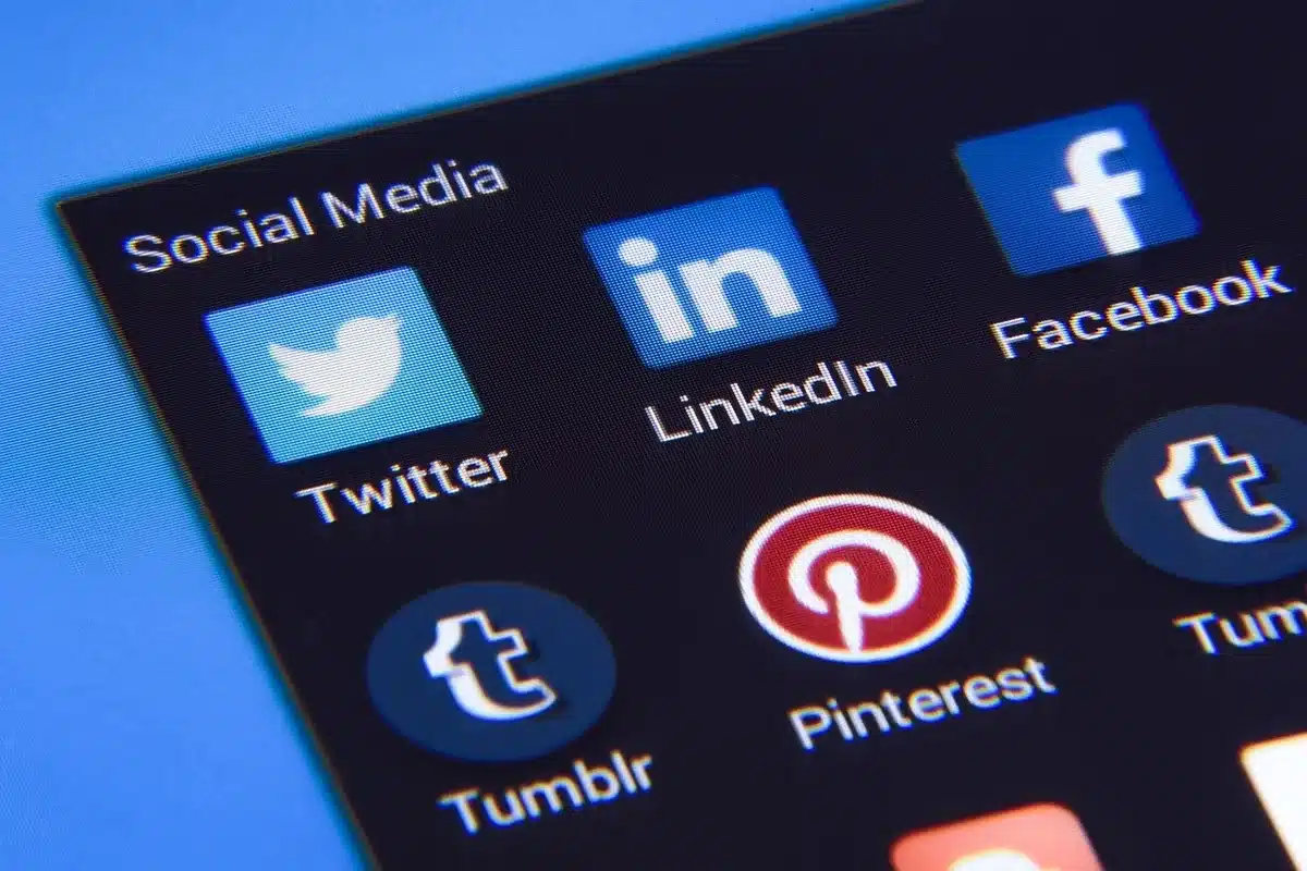 Schermata di uno smartphone con la griglia del profilo Instagram e anteprime di post taggati