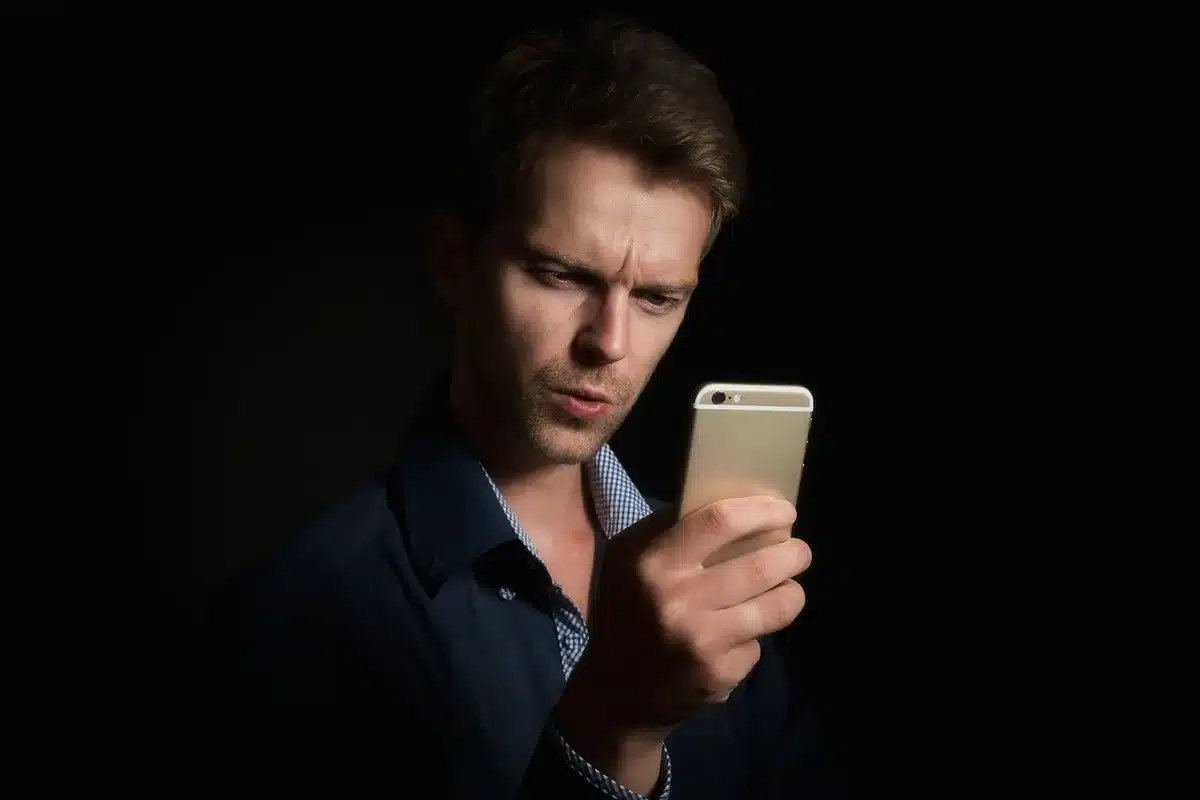 Mano che tocca lo schermo di un iPhone durante una videochiamata FaceTime