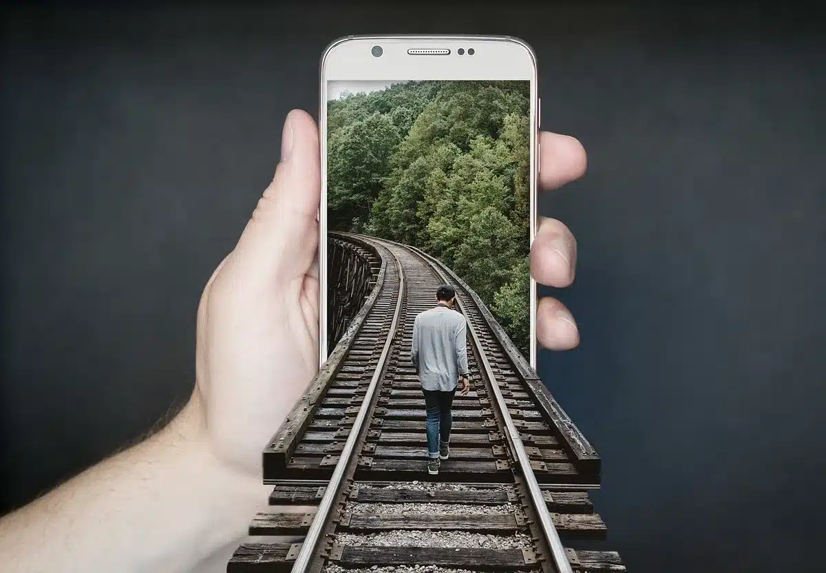 Primo piano di uno smartphone con slider delle impostazioni e sfondo traslucido