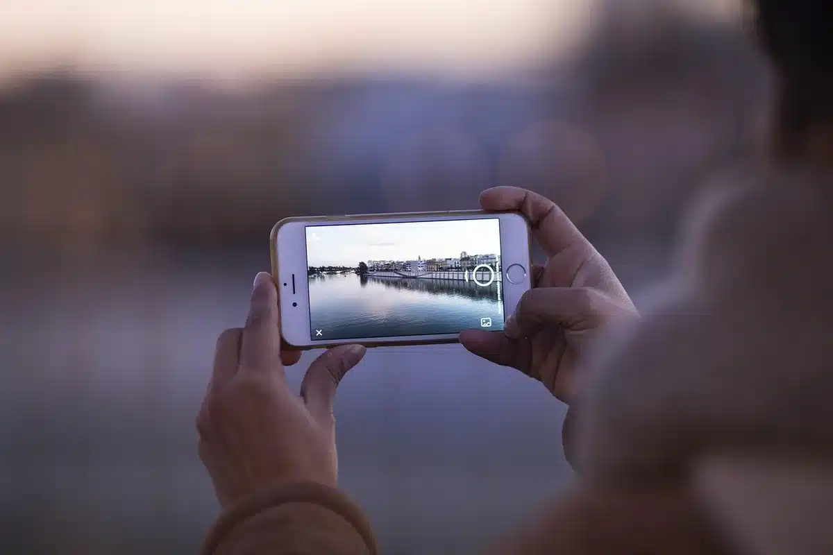 Schermo iPhone con impostazioni dell'app Foto e menu 'Mostra controlli di valutazione'