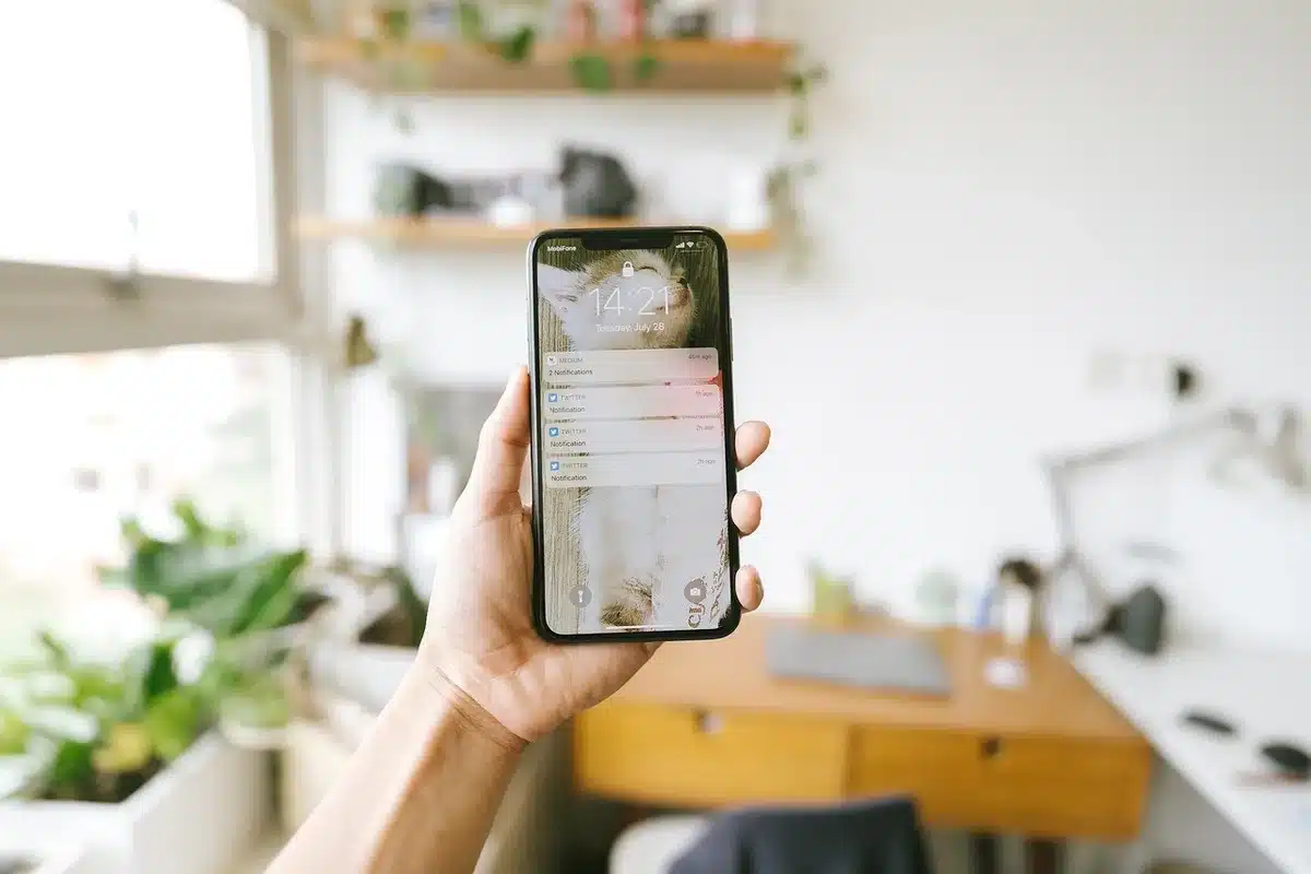 Schermo di iPhone che mostra una parola selezionata con un doppio tap