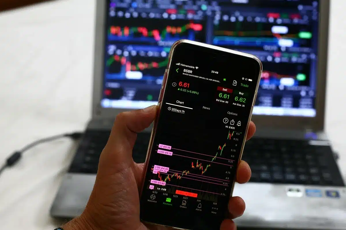 Polso con smartwatch che mostra schermata di salute e metriche