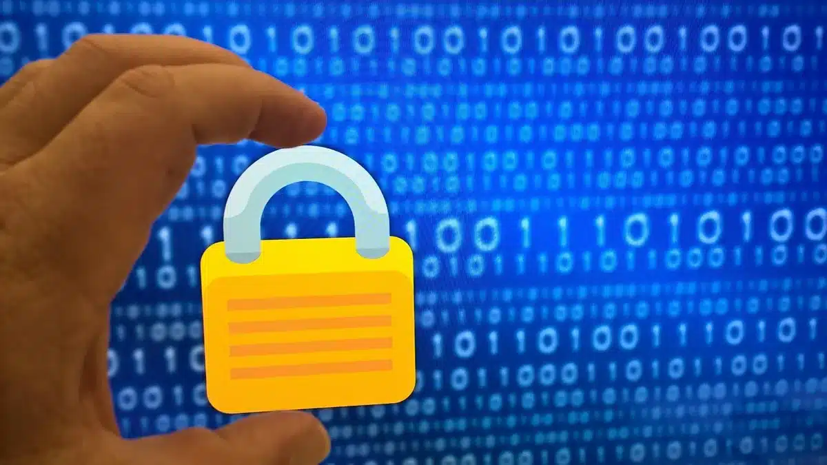 Uno smartphone protetto con icone di sicurezza e privacy intorno