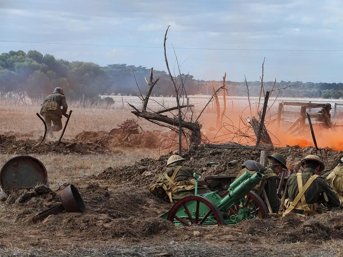 Soldati in battaglia durante una scena di guerra cinematografica