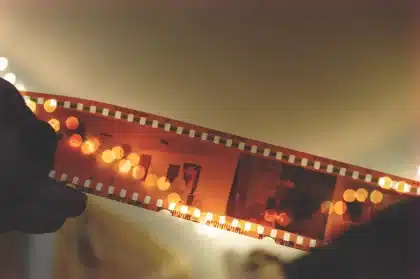 Sedia da regista e macchina da presa vintage su un set cinematografico illuminato da luce dorata