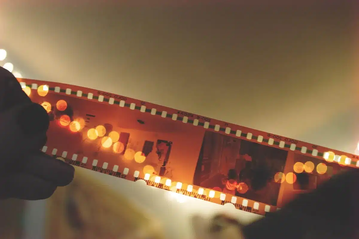 Sedia da regista e macchina da presa vintage su un set cinematografico illuminato da luce dorata