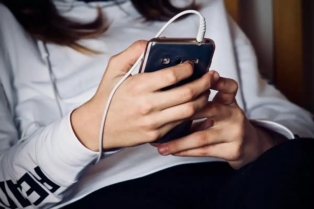 Schermata passo per passo per creare una lista su WhatsApp mostrata su uno smartphone