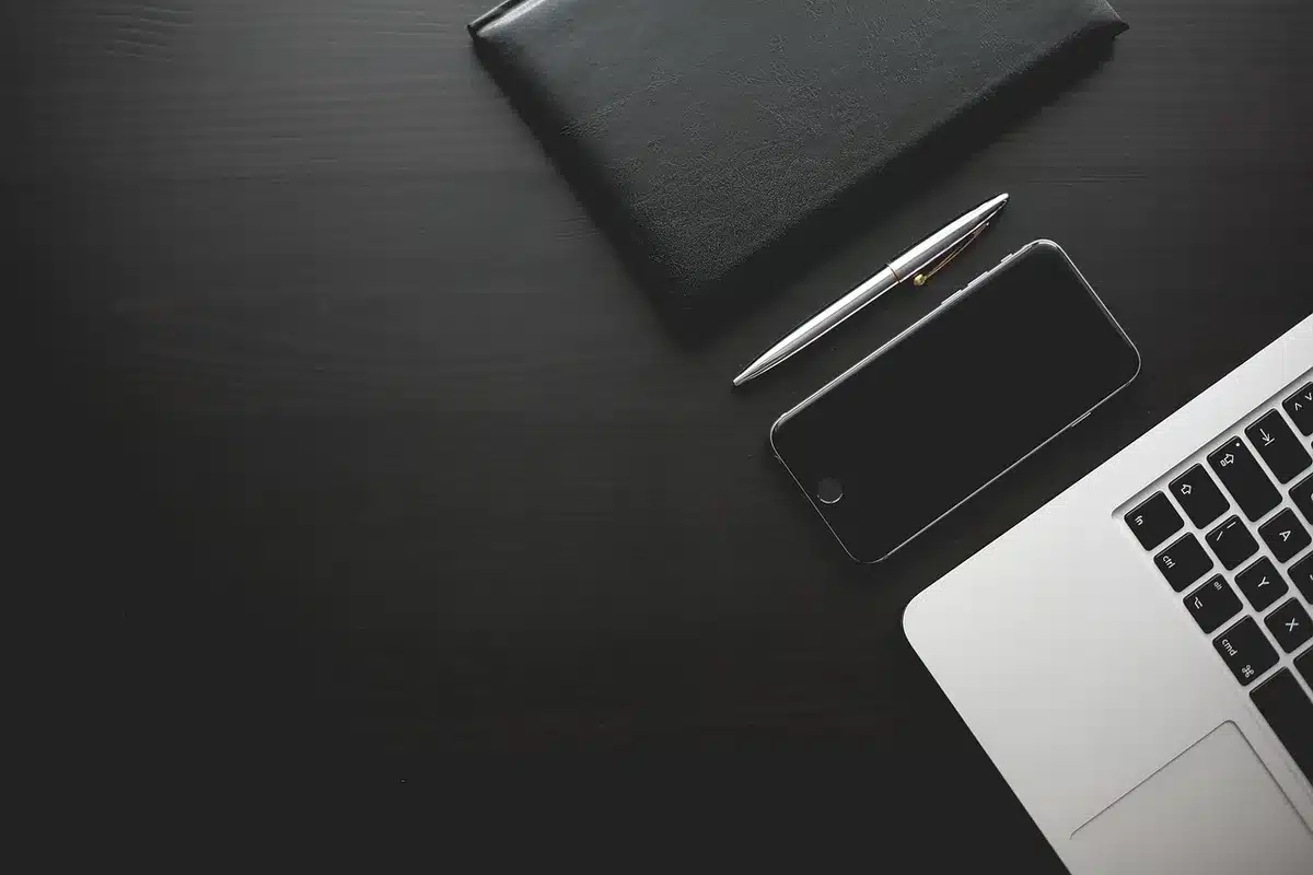 Smartphone che mostra filtri e Preferiti per organizzare le chat