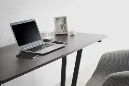 Mani che tengono uno smartphone con la schermata chat e barra filtri visibile