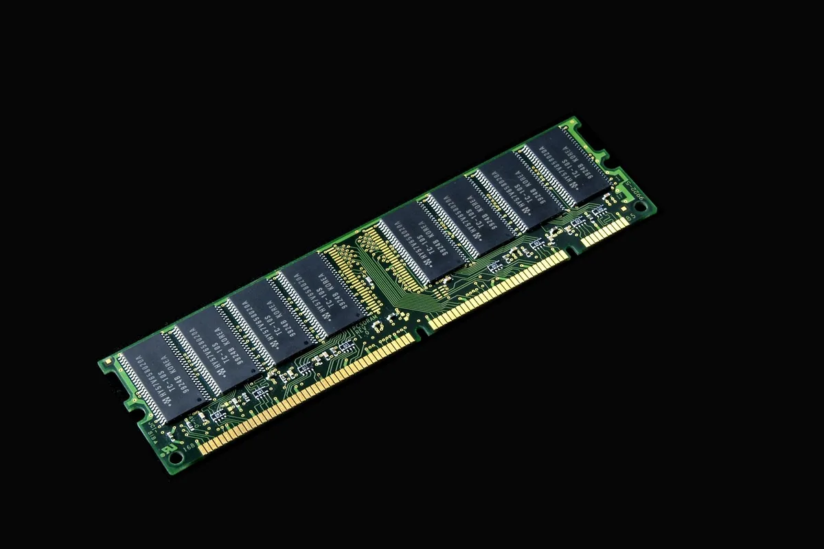 Componenti di memoria e archiviazione di un computer moderno per illustrare la quantizzazione Q4