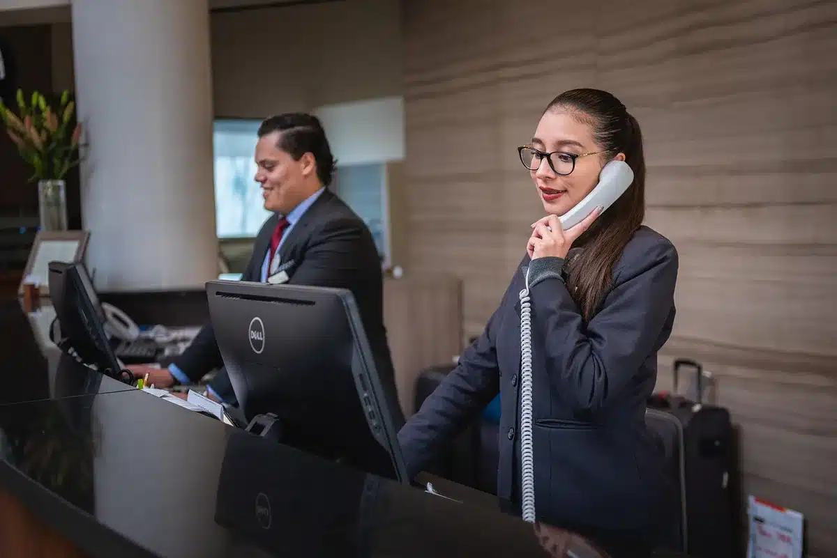 Persona che usa un assistente digitale su smartphone per svolgere compiti