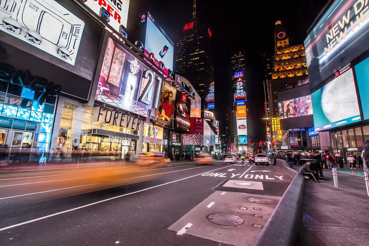 Vista notturna di Times Square a New York con grattacieli illuminati e luci colorate