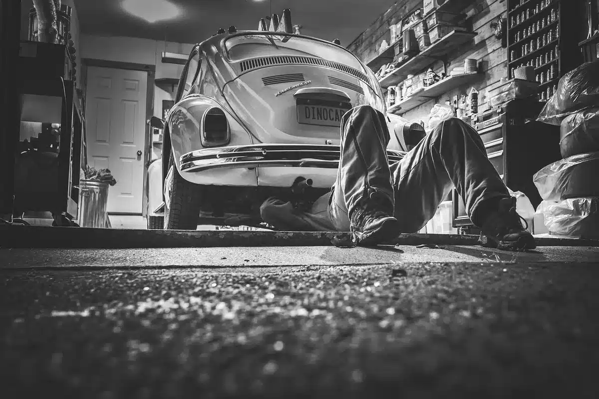 Auto modificata in un workshop con componenti tuning personalizzati