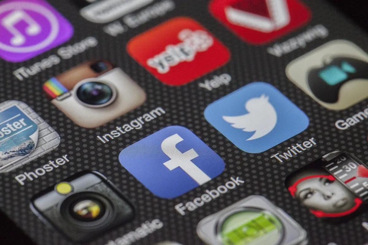 Esempio di multitasking su schermo ampio con due app affiancate