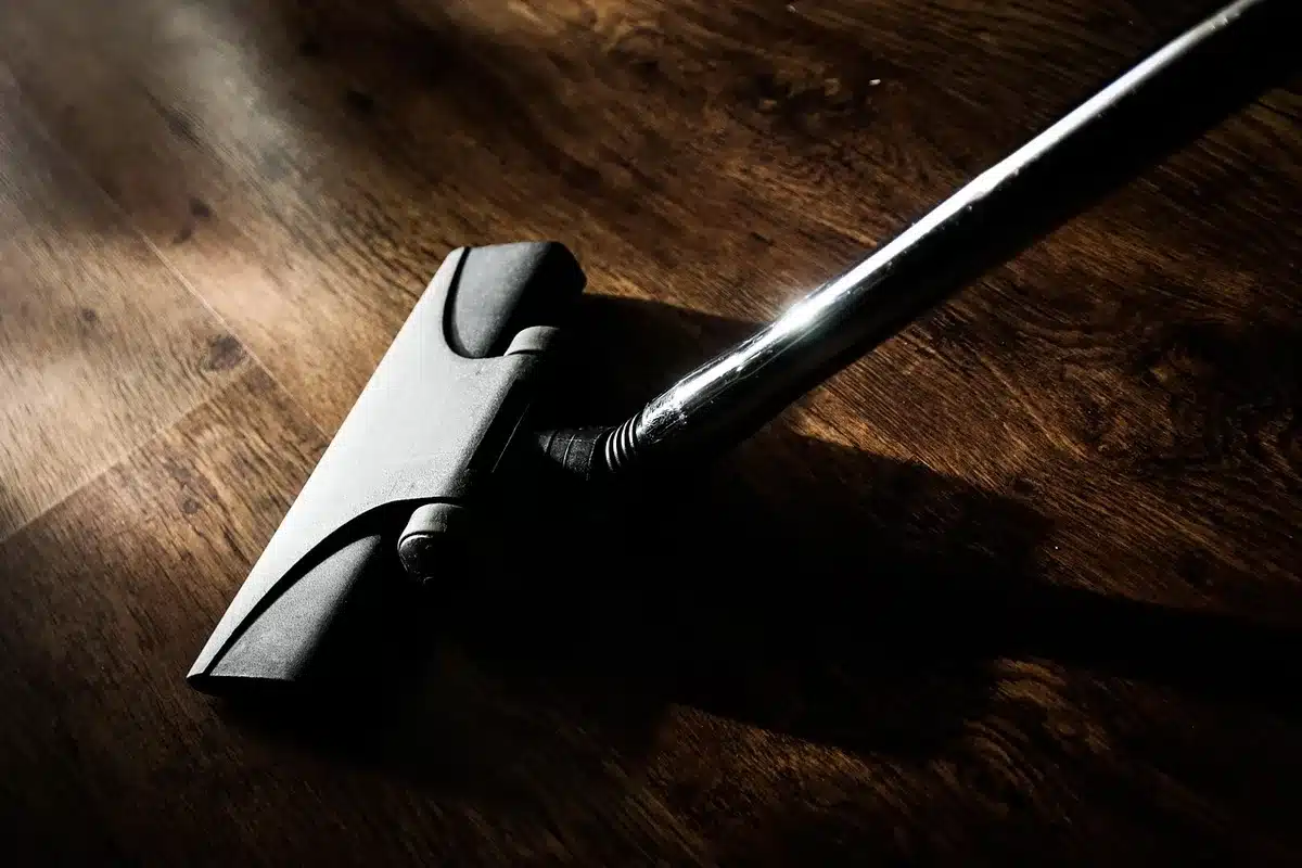 Aspirapolvere manuale V50 Cube leggero e compatto con base di autosvuotamento