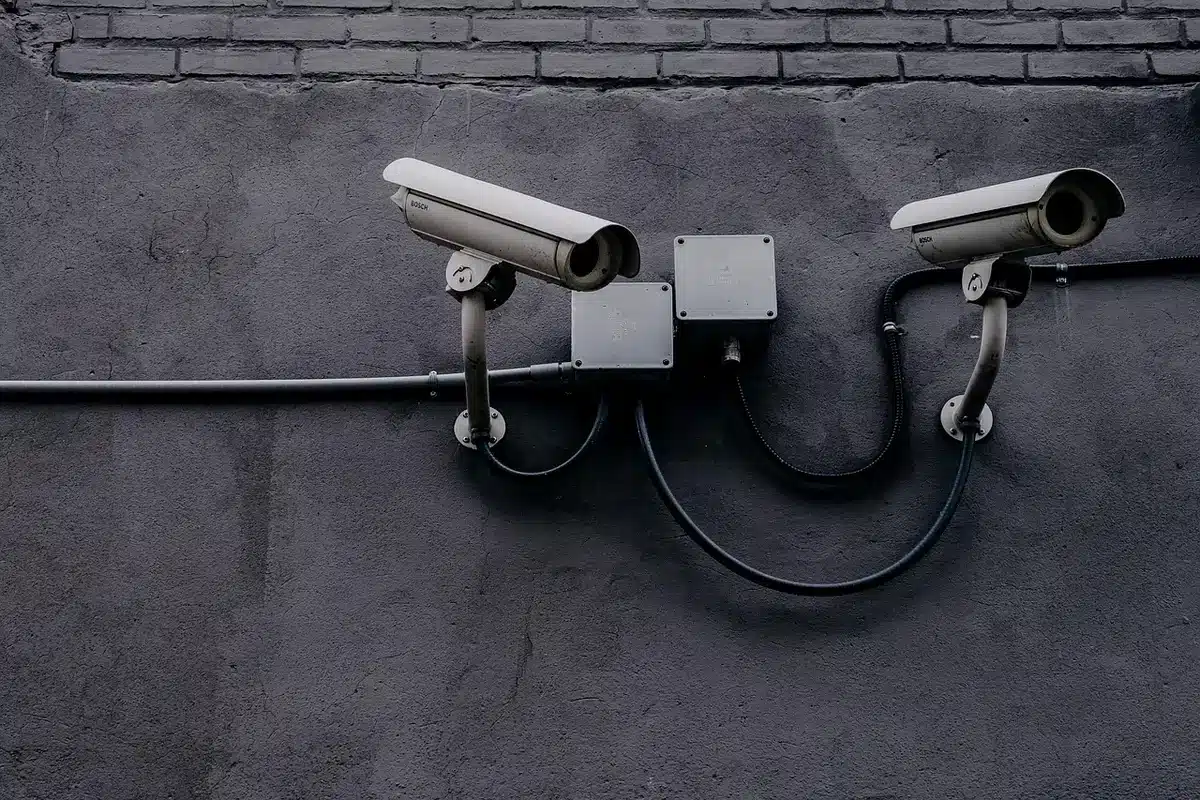 Dashboard di monitoraggio con strumenti di controllo e limitazione per sistemi autonomi