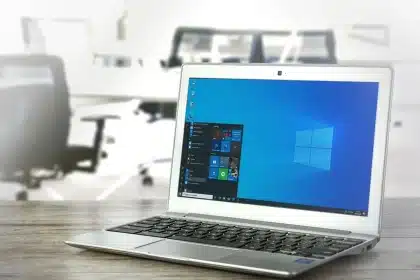 Schermo di monitoraggio con dati e notifiche di allarme in uno spazio di lavoro tech