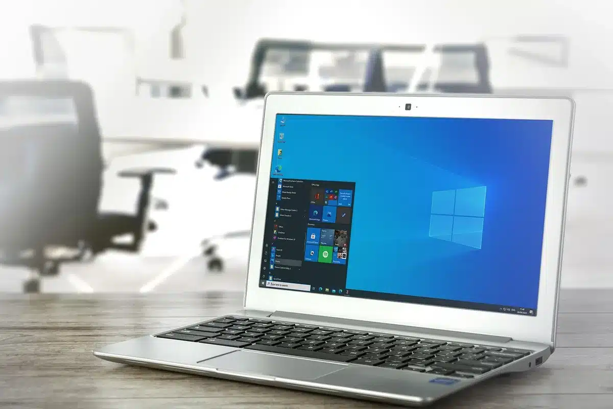 Schermo di monitoraggio con dati e notifiche di allarme in uno spazio di lavoro tech
