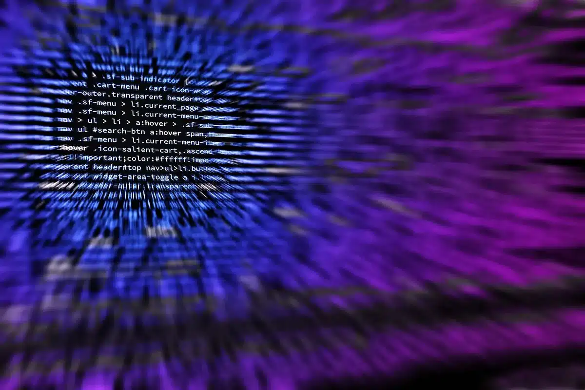 Schermata di codice con evidenziati metodi di elusione dei filtri di sicurezza e tattiche di camuffamento.