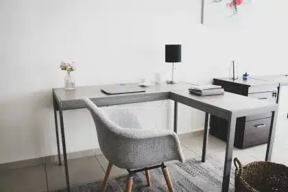 Più computer domestici accesi su un tavolo collegati in rete, luce soffusa