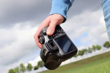 Mano che tiene uno smartphone con finitura opaca nera e design minimalista