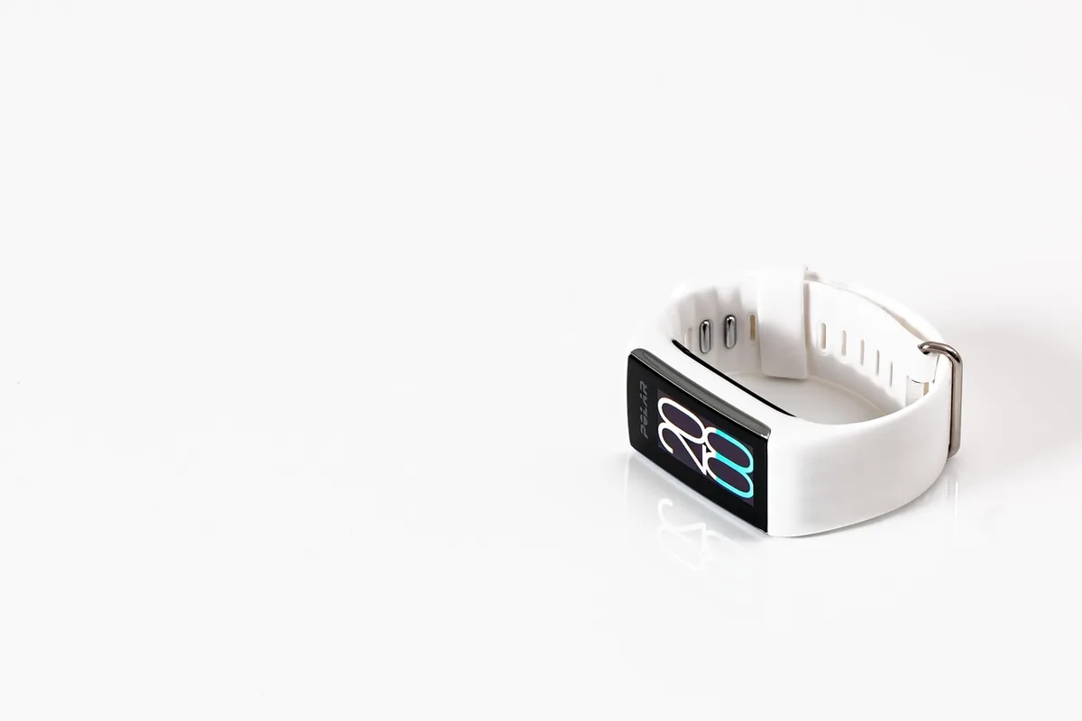 Piccolo localizzatore compatto con tecnologia Bluetooth e UWB per il tracciamento di oggetti