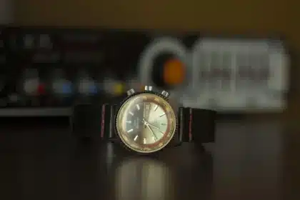 Smartwatch con interfaccia AI e metriche di salute sul display, simboli digitali di benessere e notifiche
