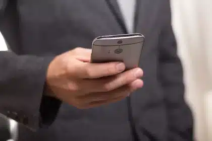 Due smartphone flagship moderni con display AMOLED brillanti affiancati su una scrivania minimalista