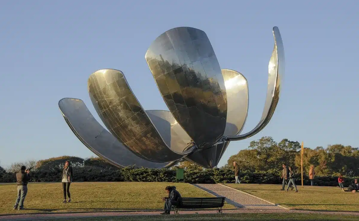 Atmosfera urbana e memoria che evoca il ritorno a Buenos Aires nella narrazione del film