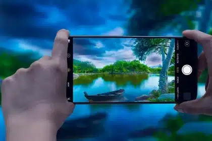 Modulo fotocamera di smartphone con lenti e sensori ottici su superficie metallica