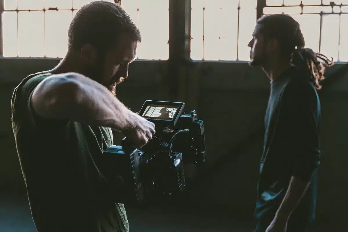 Set cinematografico con luci e telecamera durante una ripresa notturna