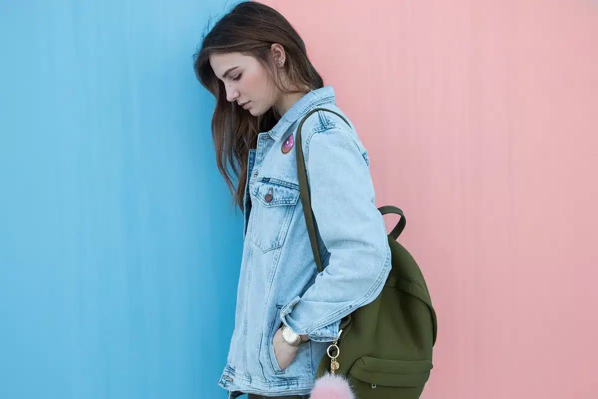 Sfilata pomeridiana con abiti chiari e tagli casual