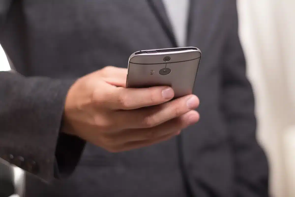 Rappresentazione visiva di un'intelligenza artificiale che analizza messaggi di testo su uno smartphone