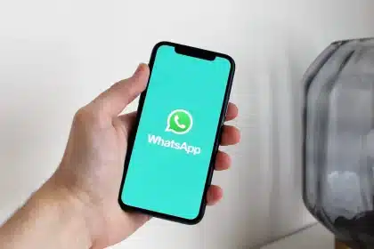 Schermata di uno smartphone con un'icona di avviso di truffa accanto a una bolla di chat