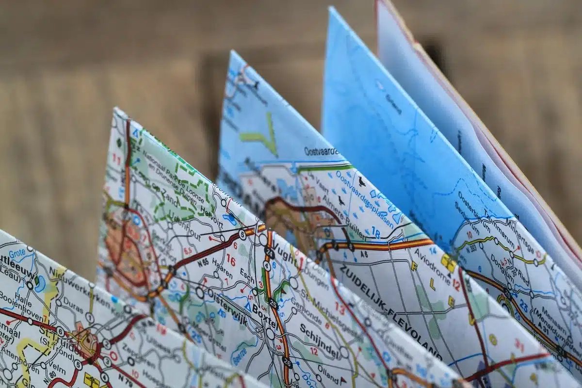 Schede che rappresentano diversi piani di abbonamento con prezzi