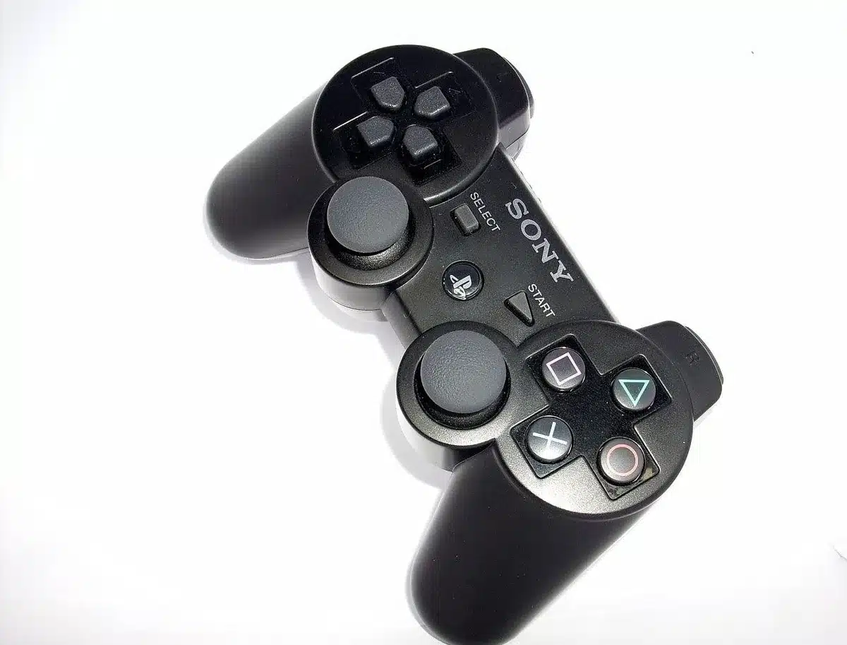 Persona anonima che gioca in streaming su laptop con controller