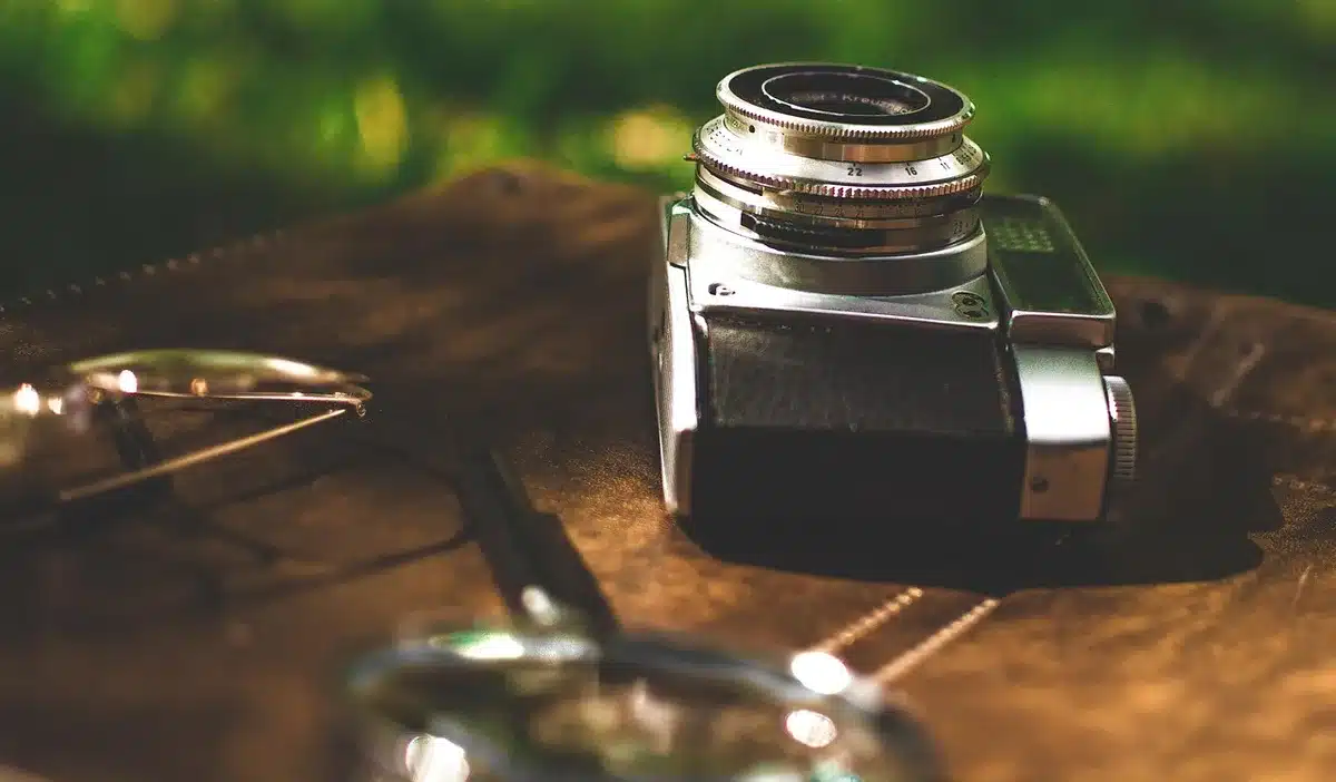 Primo piano della fotocamera principale di uno smartphone con sensore grande