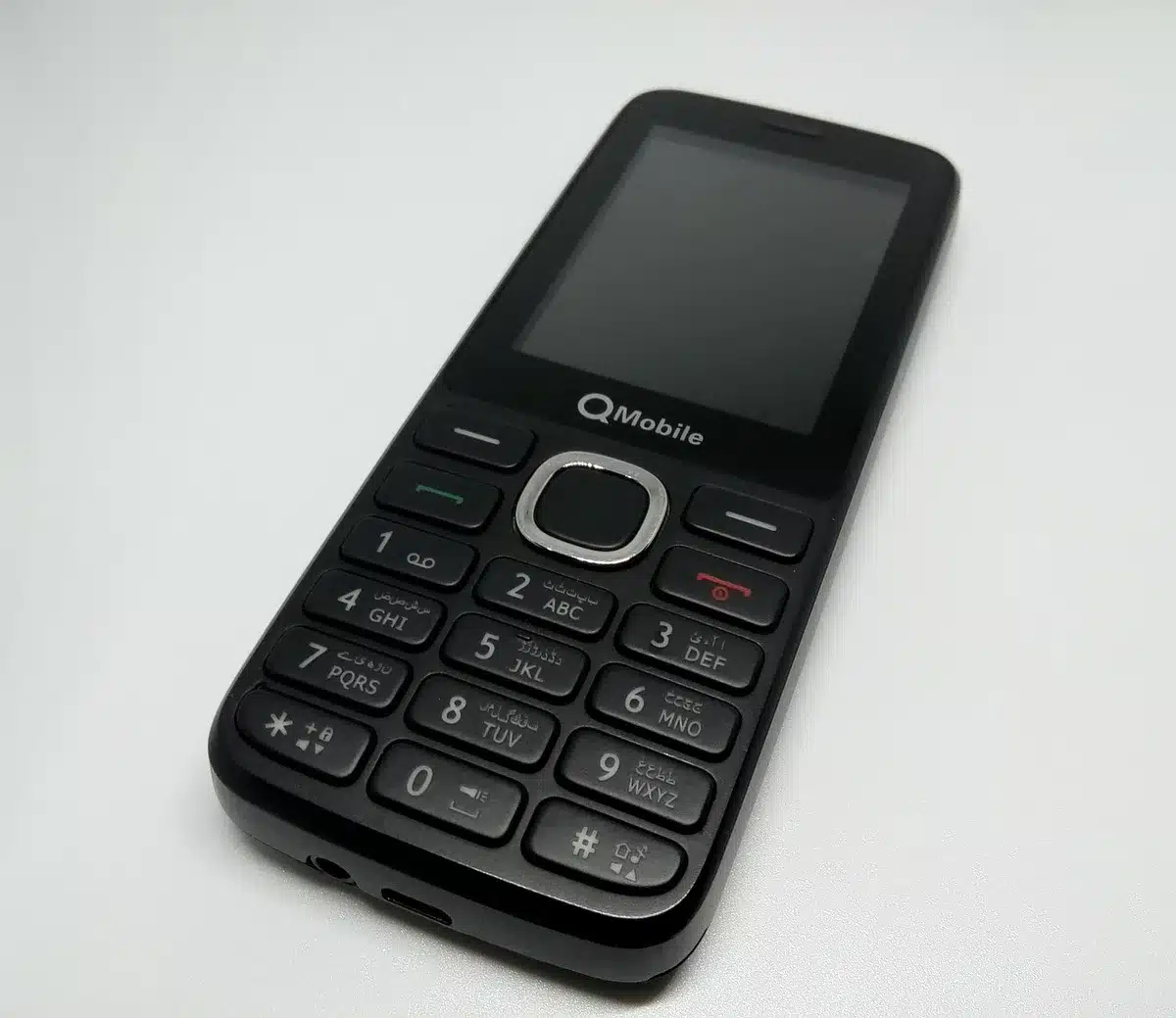 Telefono pieghevole aperto che evidenzia uno schermo pi&ugrave; ampio e forma pi&ugrave; compatta